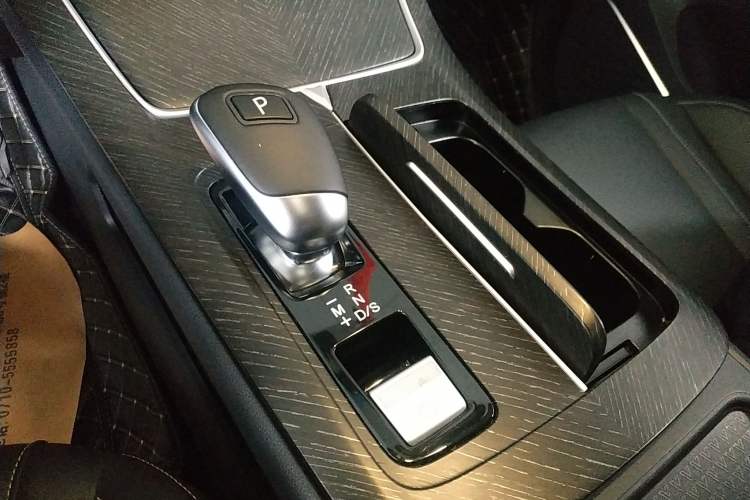 Used Venucia V 2022 260T Black Horse Edition · Idol