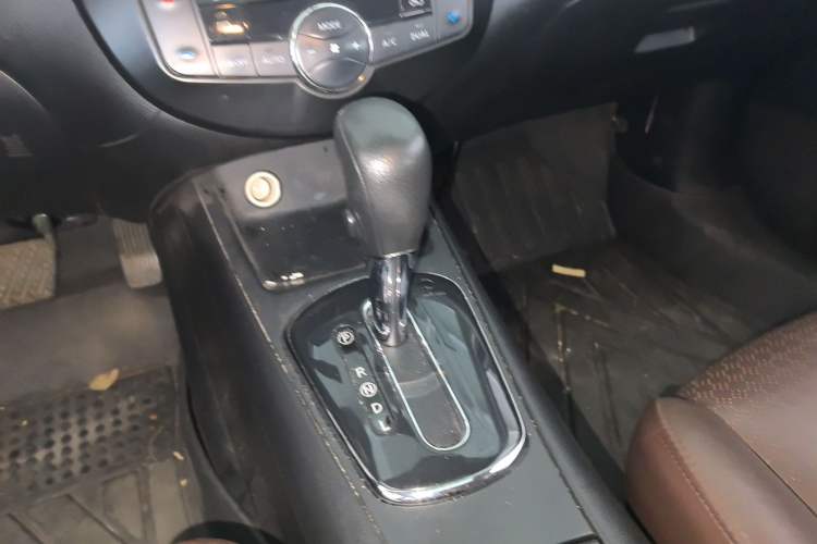 Used Nissan Tiida 2013 1.6L CVT Cool Cafe Edition