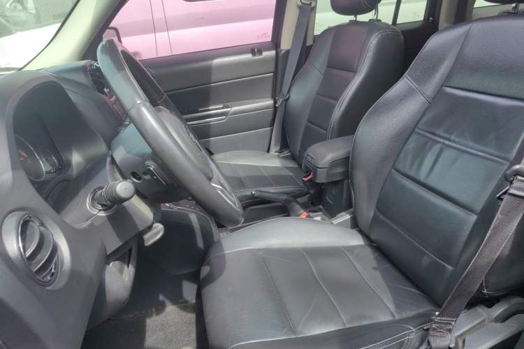 Used Jeep Patriot 2015 2.4L Luxury Navigation Edition Left Front Seat