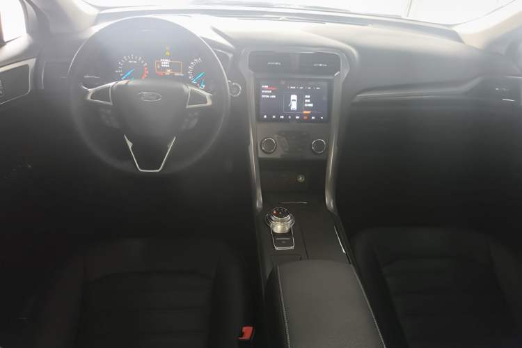 Used Ford Mondeo 2018 EcoBoost 180 Smart Control Fashion Model China VI Standard Center Console