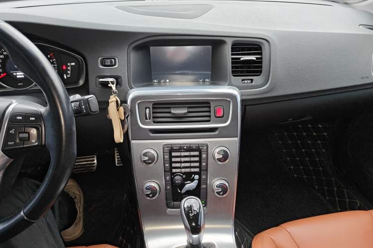 Used Volvo S60 2015 S60L 2.0T Zhiyuan Edition Audio And AC Panel