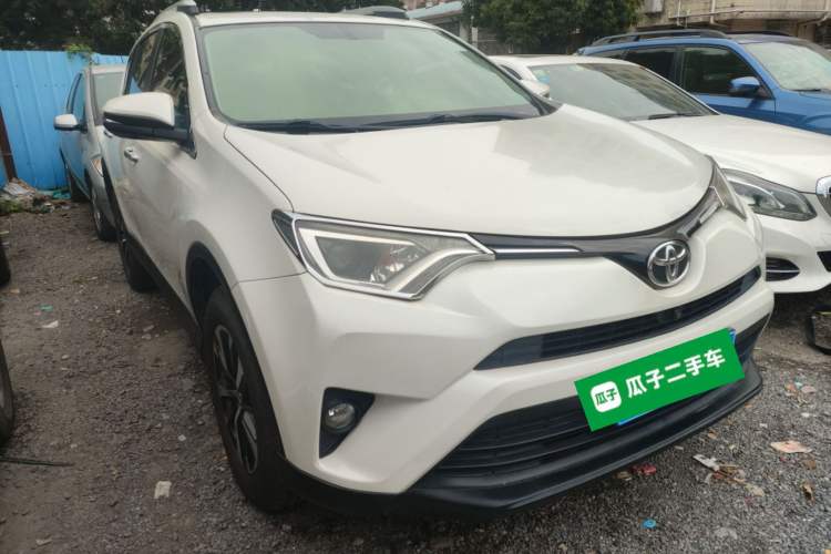 Used Toyota RAV4 2016 2.0L CVT Two-Wheel Drive Fashion Edition China V Standard
