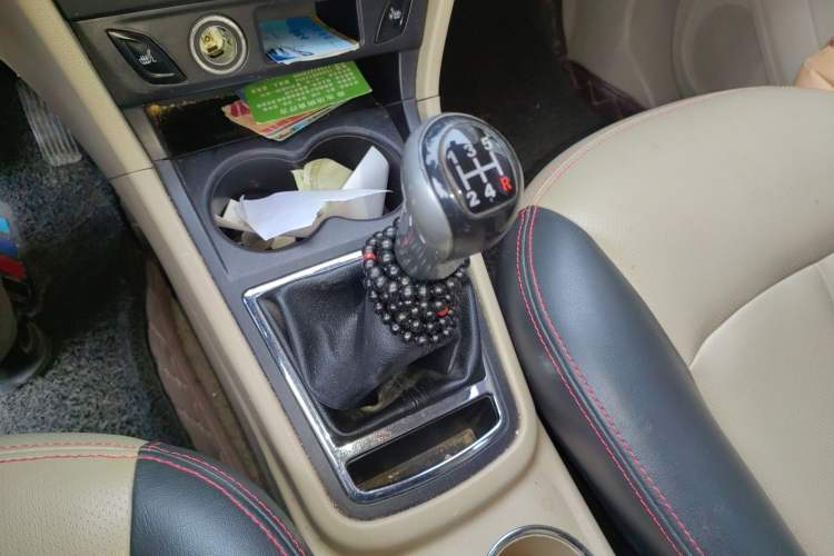 Used FAW Yingzhi 737 2015 1.5L Manual Deluxe Navigation Version Gear Lever