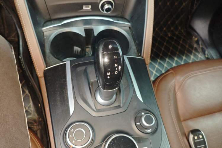 Used Alfa Romeo Stelvio 2017 2.0T 200HP Elite Edition Gear Lever