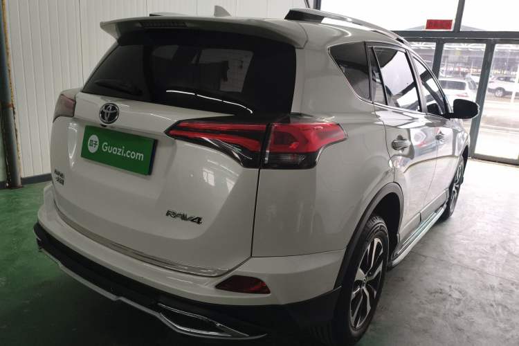 Used Toyota RAV4 2016 2.0L CVT Two-Wheel Drive Comfort Edition China V Standard Rear Right 45 Deg