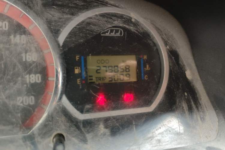 Used FORTHING Lingzhi 2013 M5 Q7 2.0L 7-Seater Long-Wheelbase Comfort Model Odometer Close Up