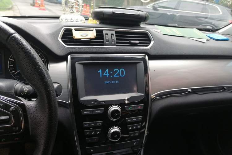 Used Haval H2 2014 1.5T Manual Two-Wheel Drive Elite Edition Audio And AC Panel