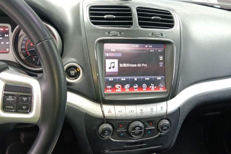 Used Dodge Journey 2013 2.4L Two-Wheel Drive Luxury Version