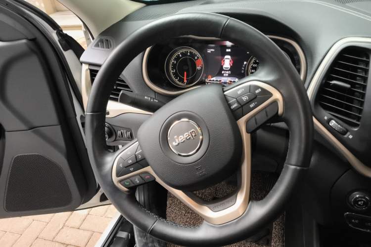 Used Jeep Cherokee 2016 2.0L Superior Edition Steering Wheel