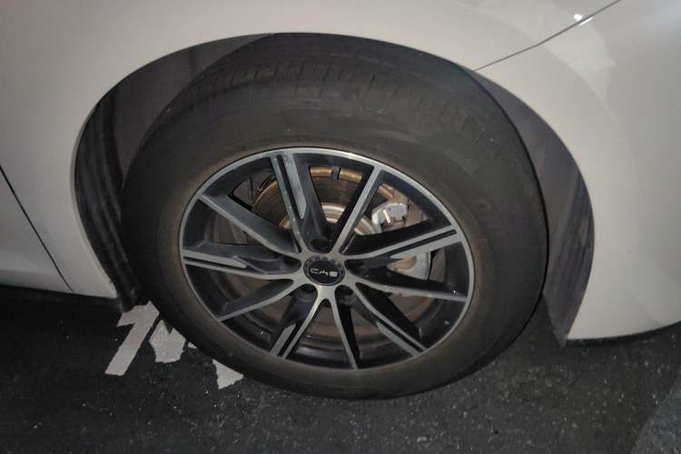 Used BYD Seal 06 New Energy 2024 DM-i 80KM Prestige Model Right Front Wheel Hub