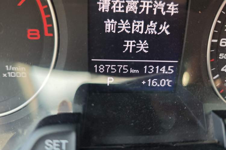 Used Audi A4L 2015 35 TFSI Automatic Comfort Model Odometer Close Up