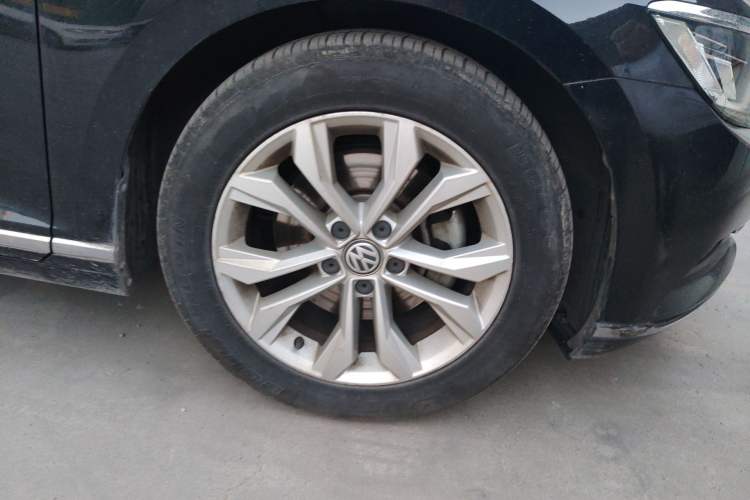 Used Volkswagen Magotan 2019 330TSI DSG Luxury Version China VI Standard Right Front Wheel Hub