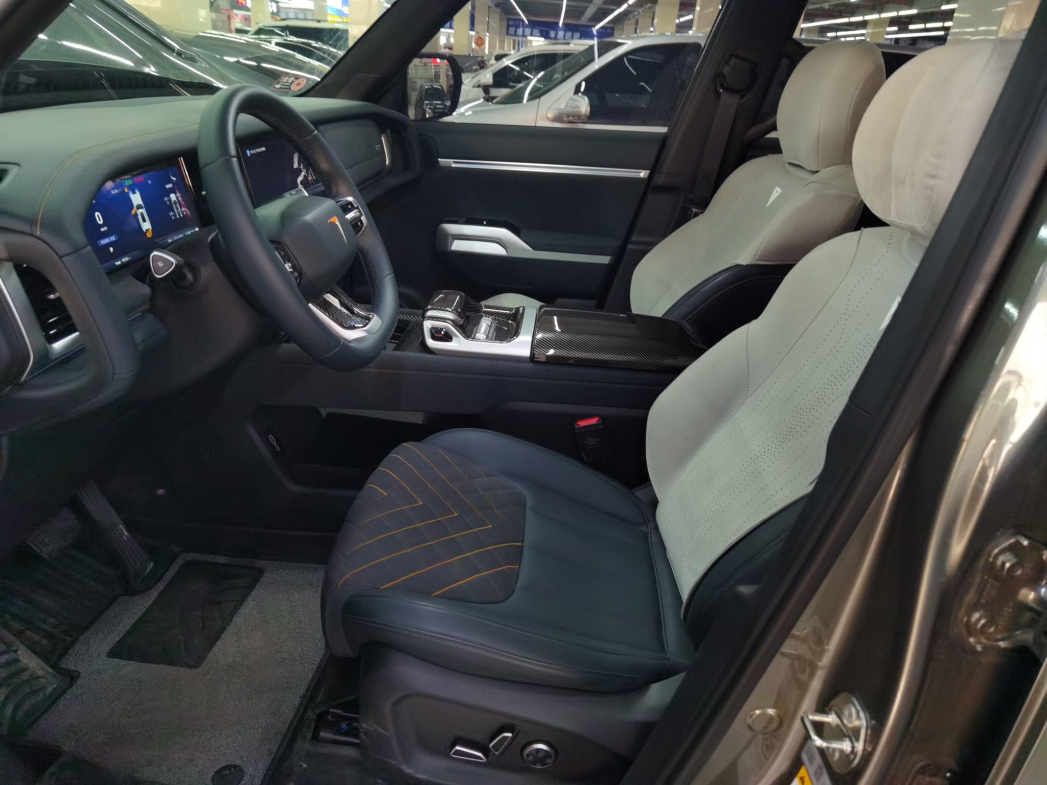 المقاعد الأمامية داخل السيارة