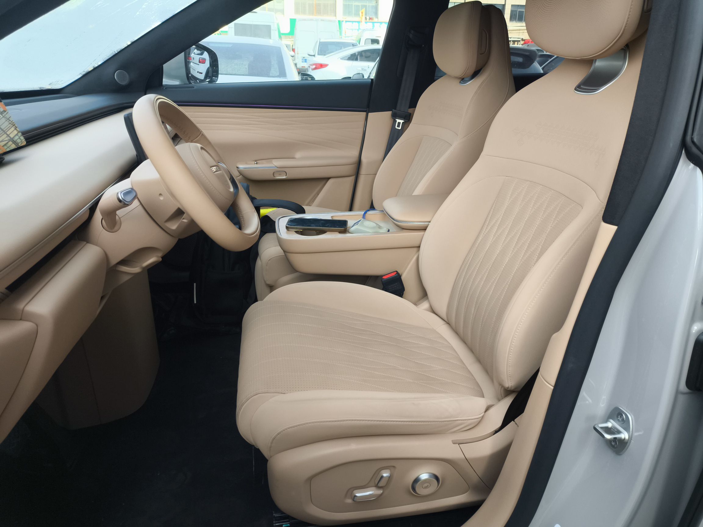 المقاعد الأمامية داخل السيارة