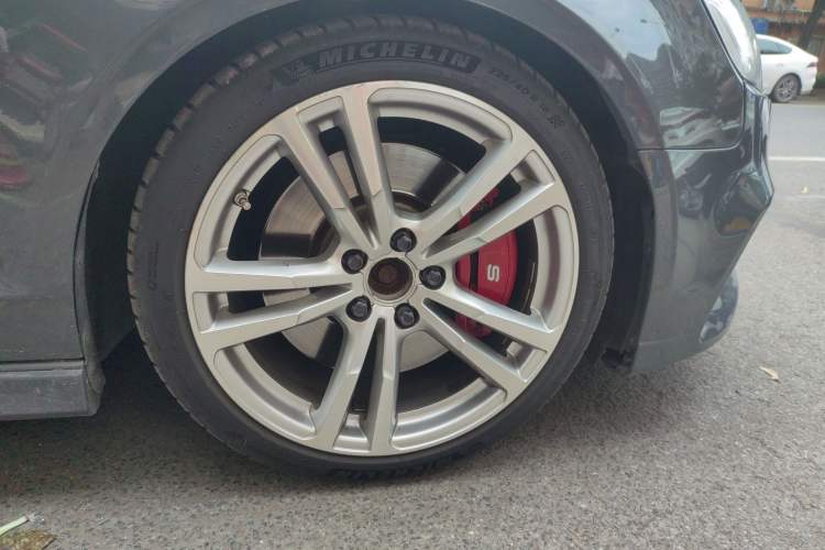 Used Audi S3 2017 Year Restyled S3 2.0T Limousine Right Front Wheel Hub