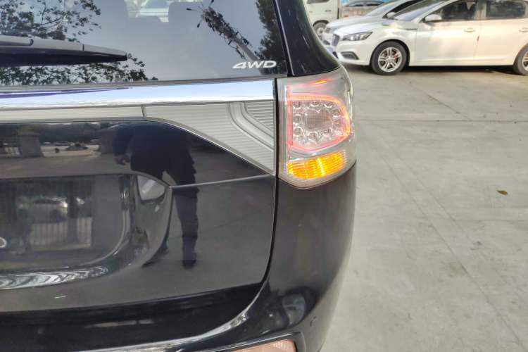 Used Mitsubishi Outlander 2014 2.4L 4x4 Deluxe Value Edition 7 Seats
