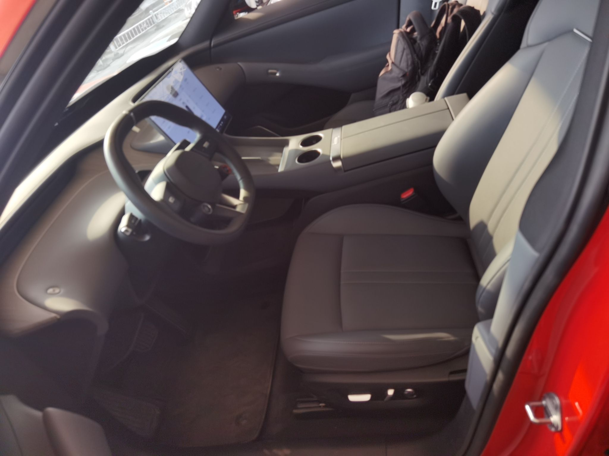 المقاعد الأمامية داخل السيارة