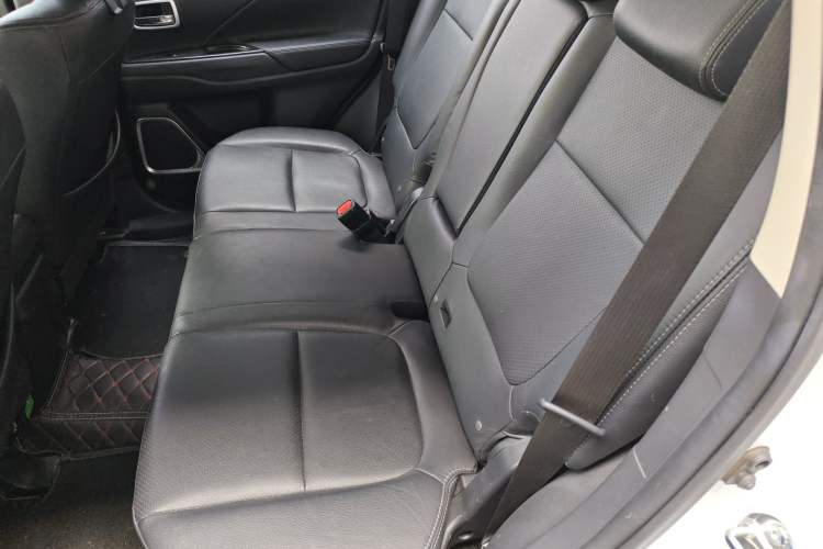 Used Mitsubishi Outlander 2018 2.0L Two-Wheel Drive Glory Edition 5 Seats Left Rear Seat