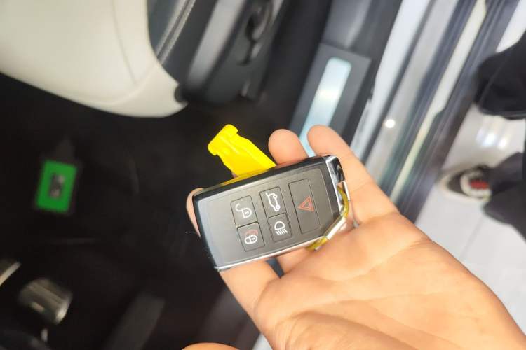 Used Land Rover Discovery 2023 Revised Version 360 PS R-Dynamic S Interior 1