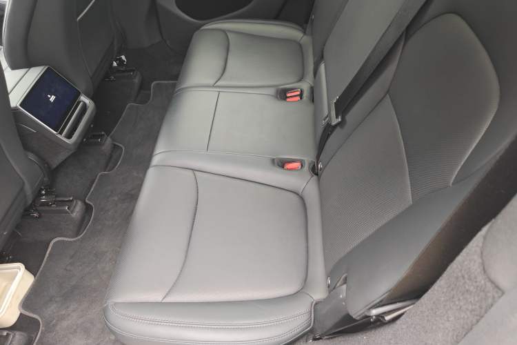 Used Tesla Model Y 2025 Long-Range All-Wheel-Drive Version Left Rear Seat