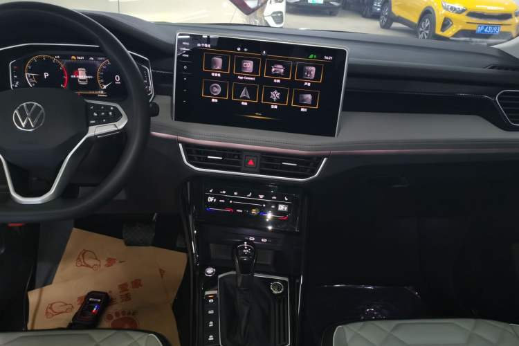 Used Volkswagen Tayron 2023 280TSI Two-Wheel-Drive Luxury Plus Advanced Version Audio And AC Panel