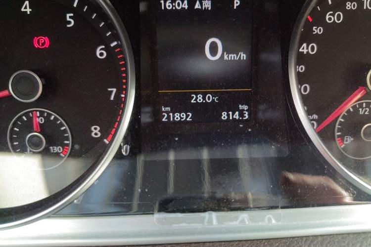 Used Volkswagen FAW-Volkswagen CC 2016 1.8TSI Luxury Model Odometer Close Up