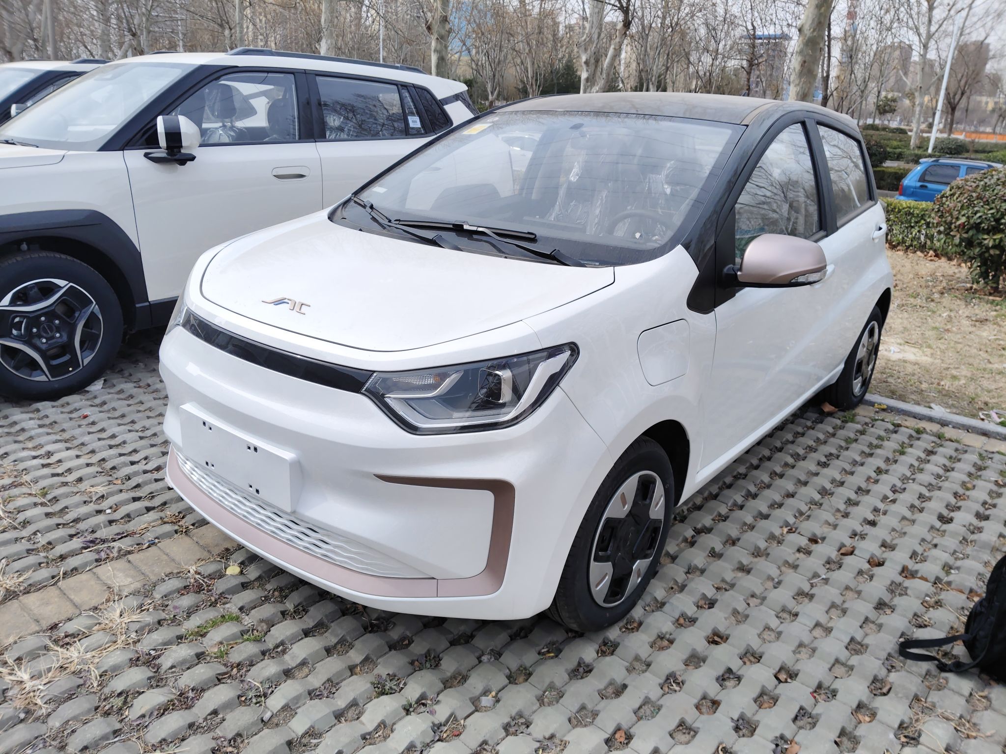 Под передней частью автомобиля