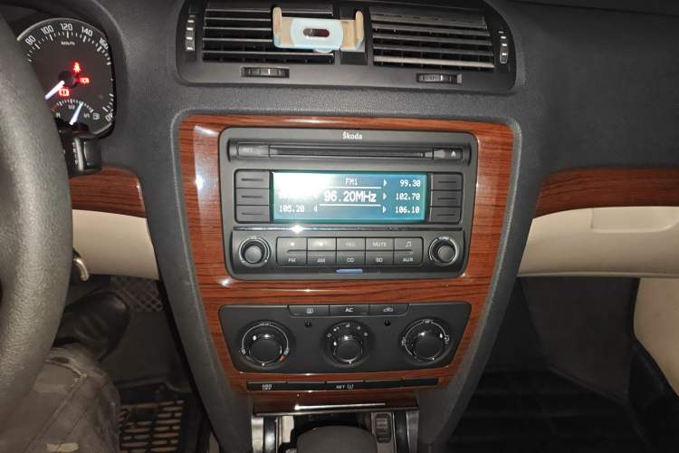 Used Skoda Octavia 2010 1.6L Automatic Yijun Edition Audio And AC Panel