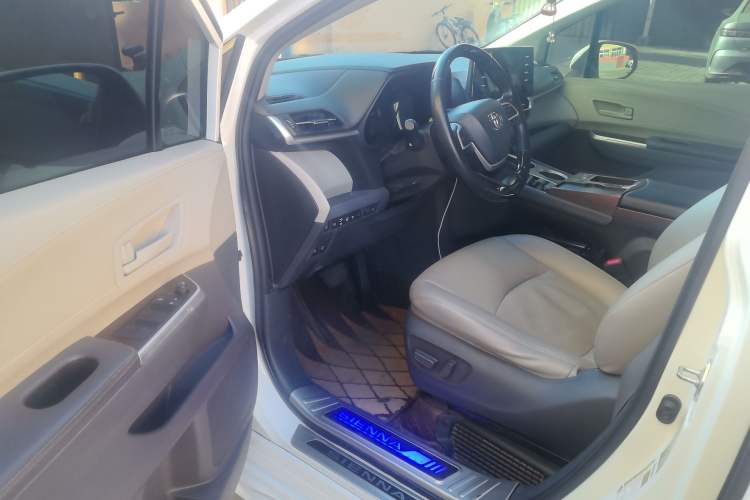 Used Toyota SIENNA 