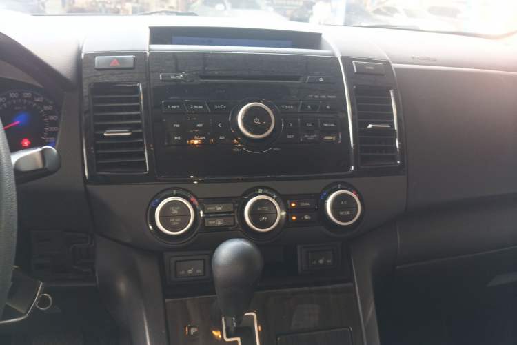 Used Mazda 8 2015 2.5L Elite Edition Audio And AC Panel