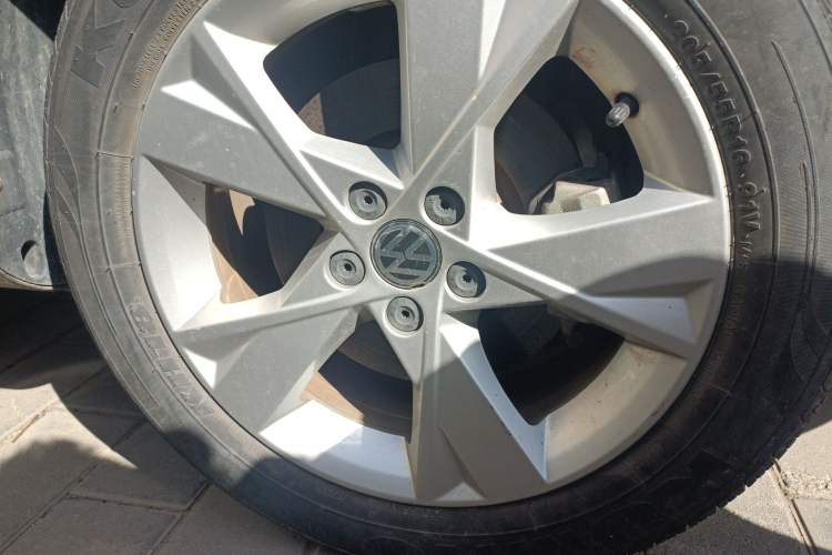 Used Volkswagen Bora 2015 Zhuihui Edition 1.6L Manual Comfort Model Right Front Wheel Hub