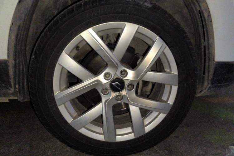 Used Jetta VS5 2022 280TSI Automatic Enjoyment Pro Trim Right Front Wheel Hub