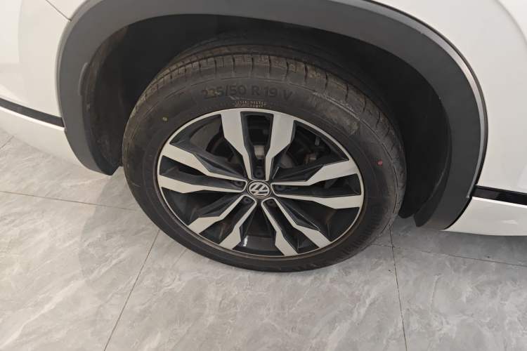 Used Volkswagen Tayron 2020 380TSI All-Wheel Drive R-Line Connected Version Right Rear Wheel Hub