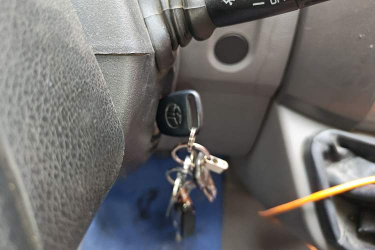 Used Dongfeng Yufeng 2015 2.5T Lingyun Edition Box Truck comes standard with the short-wheelbase mid-roof ZD25 model. Vehicle Key