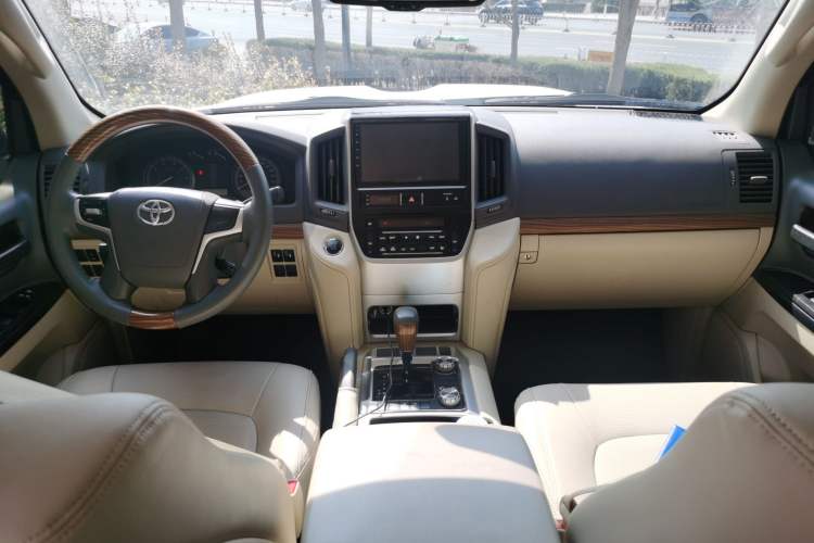 Used Toyota Land Cruiser 2015 4.0L V6 Middle East Low-Trim Version Center Console