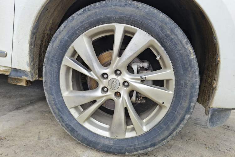 Used Infiniti JX 2013 JX35 Two-Wheel-Drive Excellence Edition Right Front Wheel Hub