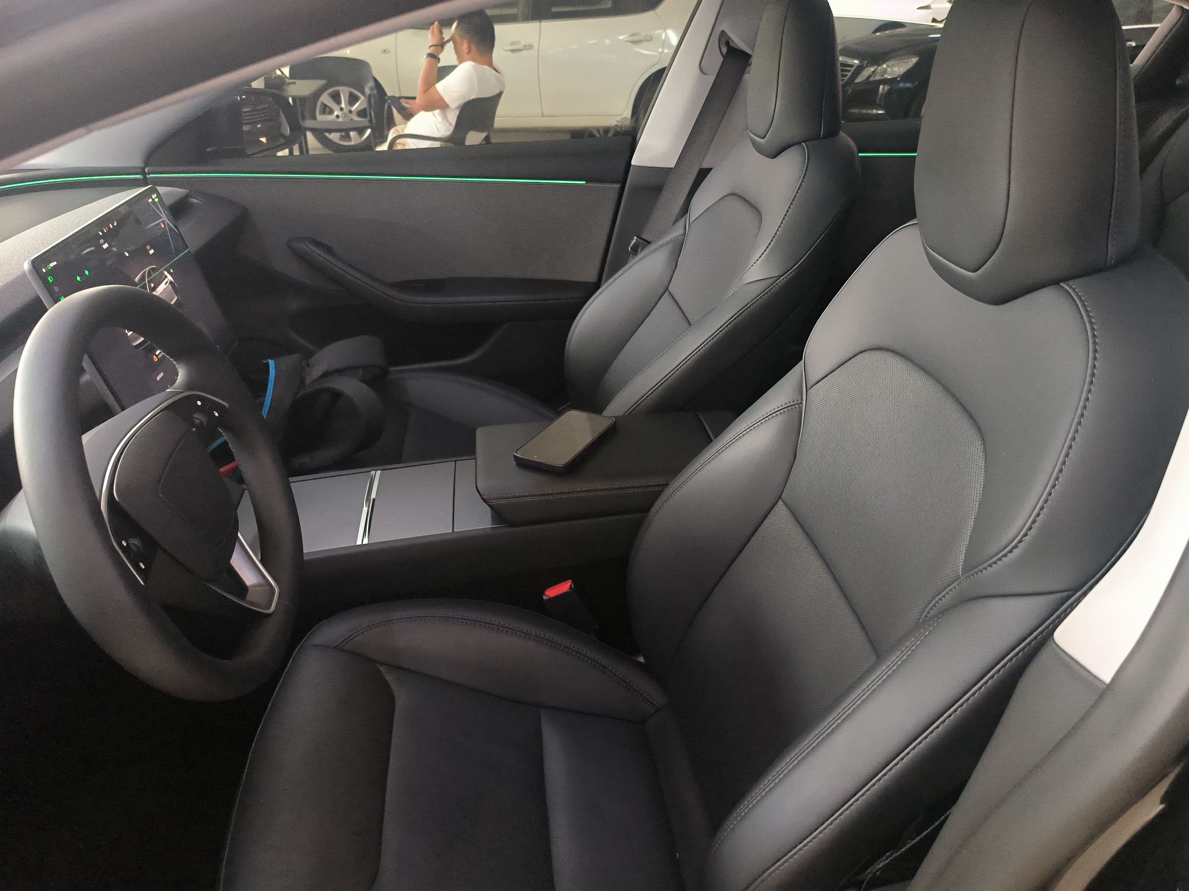 المقاعد الأمامية داخل السيارة