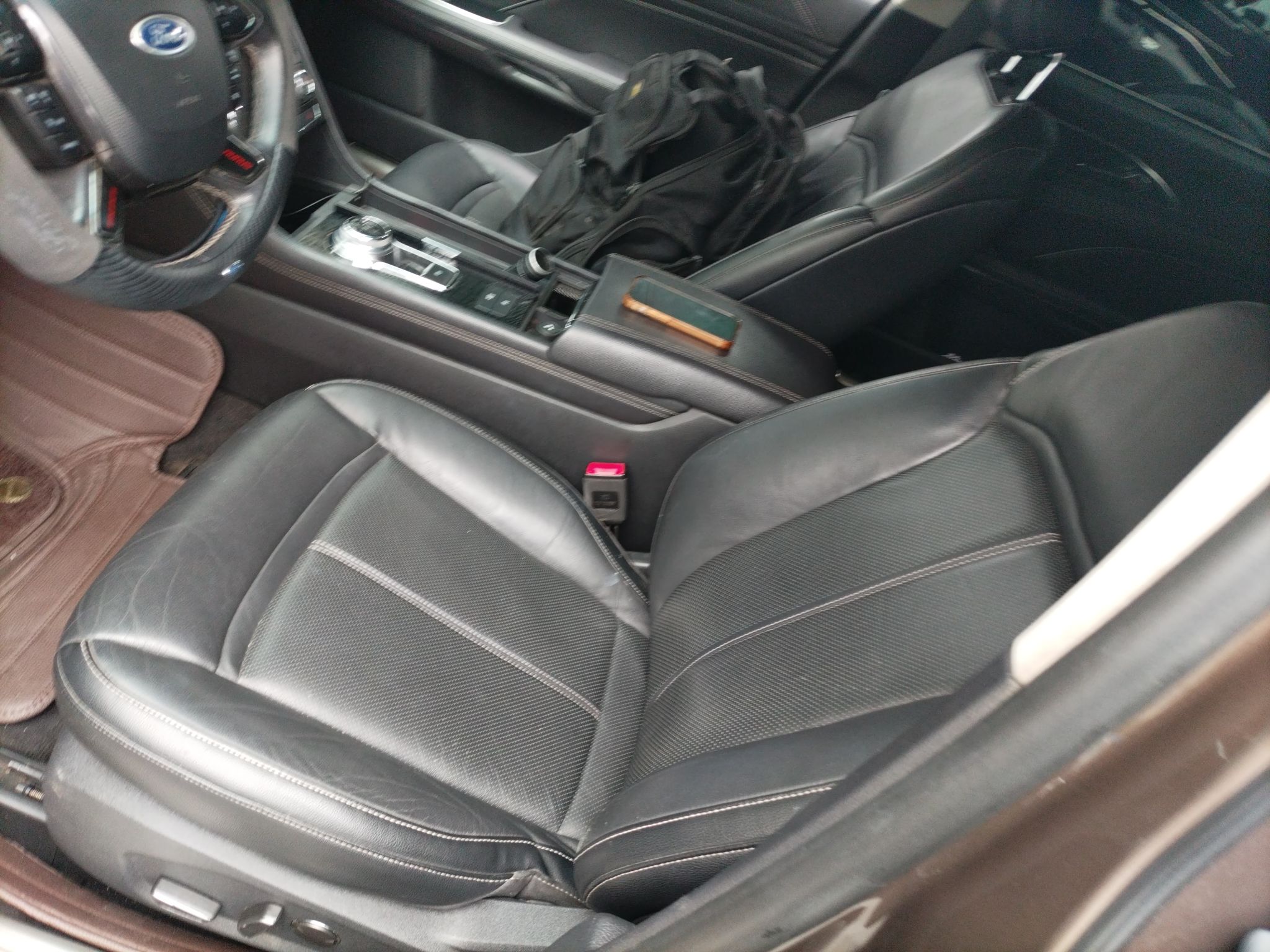 المقاعد الأمامية داخل السيارة