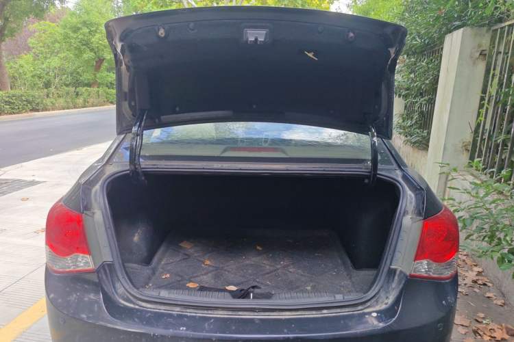 Used Chevrolet Cruze 2012 1.6L SL MT Trunk