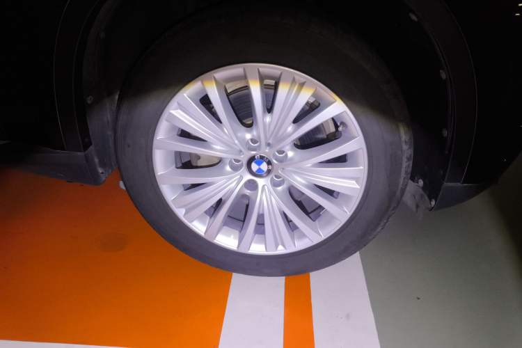 Used BMW X5 2014 xDrive35i Elegant Edition Right Front Wheel Hub