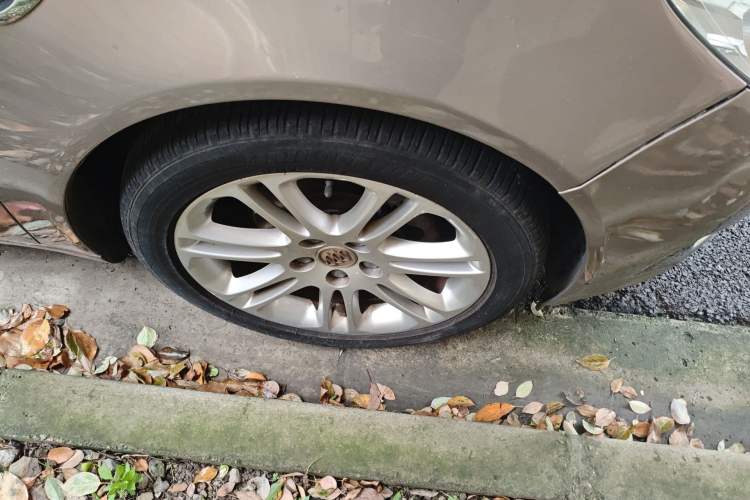 Used Buick Regal 2012 2.4L SIDI Elite Edition Right Front Wheel Hub