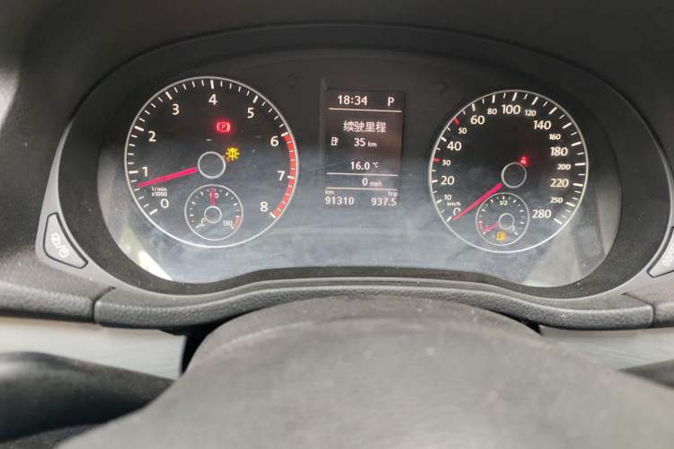 Used Volkswagen Passat 2015 1.8TSI DSG Prestige Edition Odometer Close Up