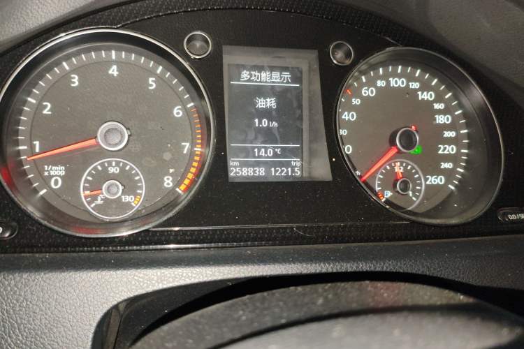 Used Volkswagen Magotan 2013 1.8TSI Luxury Model Odometer Close Up