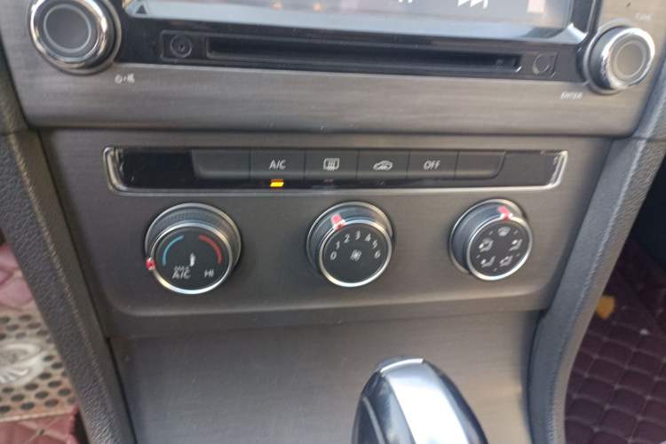 Used Volkswagen Golf 2014 1.6L Automatic Comfort Model Audio And AC Panel