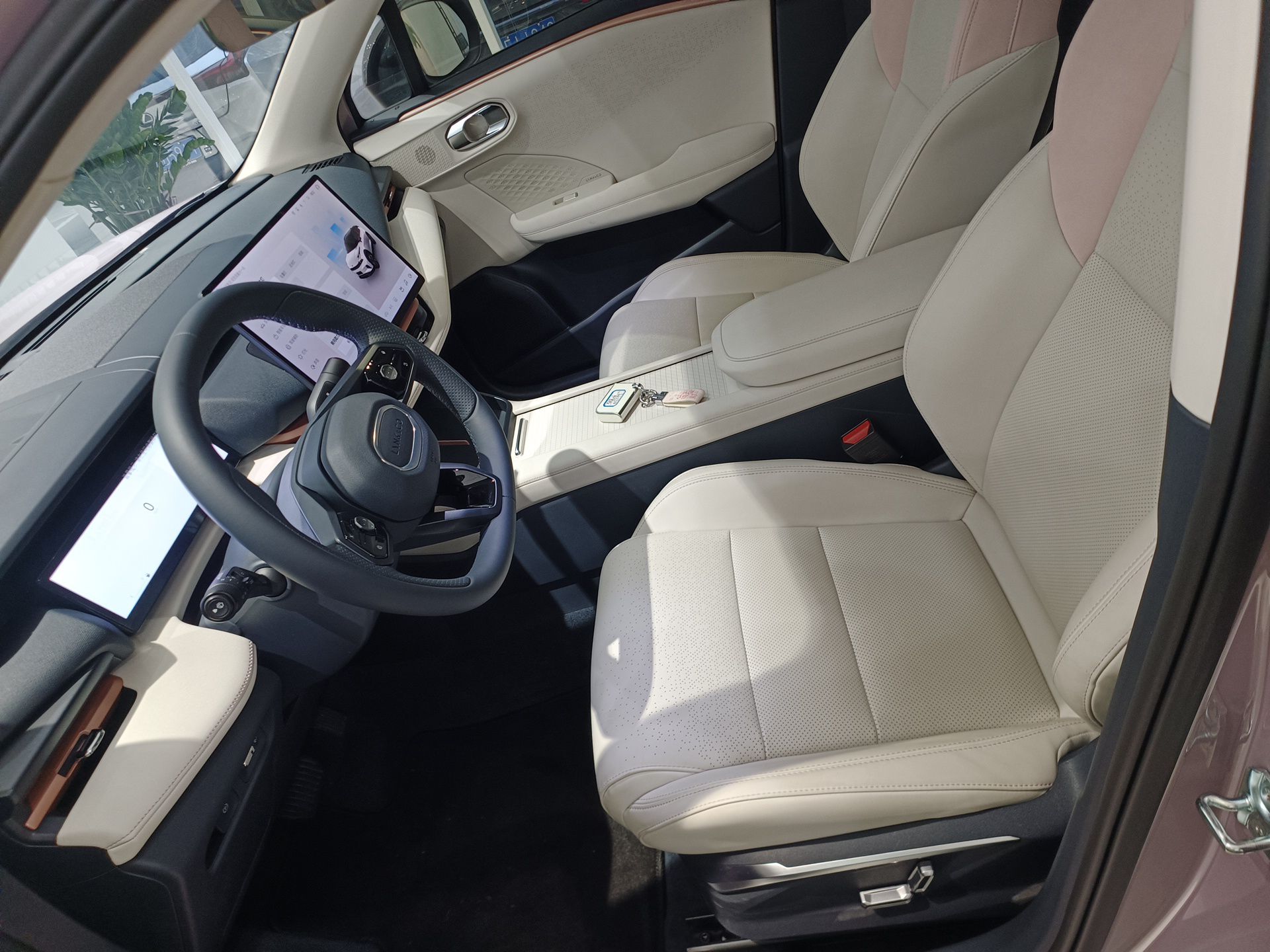 المقاعد الأمامية داخل السيارة