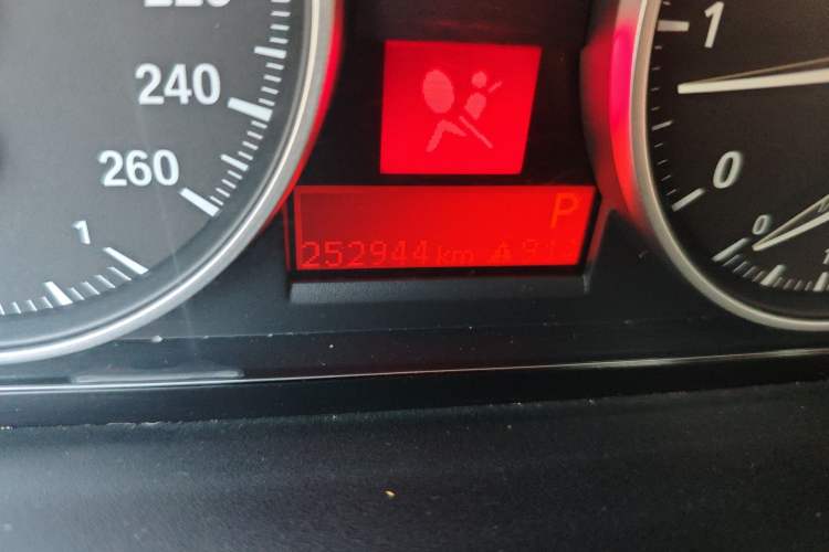 Used BMW 3 Series 2011 320i Luxury Edition Odometer Close Up