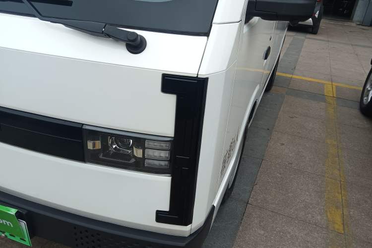 Used SRM New Energy E3 2025 Fudi 310KM Practical Passenger Vehicle
