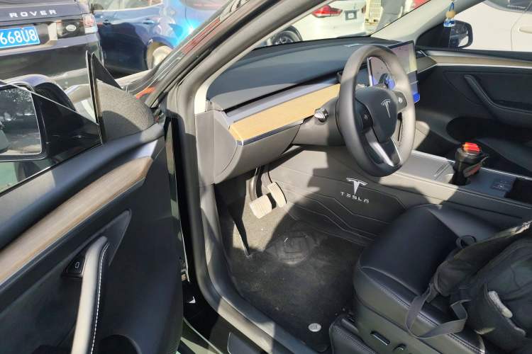 Used Tesla Model Y 2023 Long-Range All-Wheel-Drive Version
