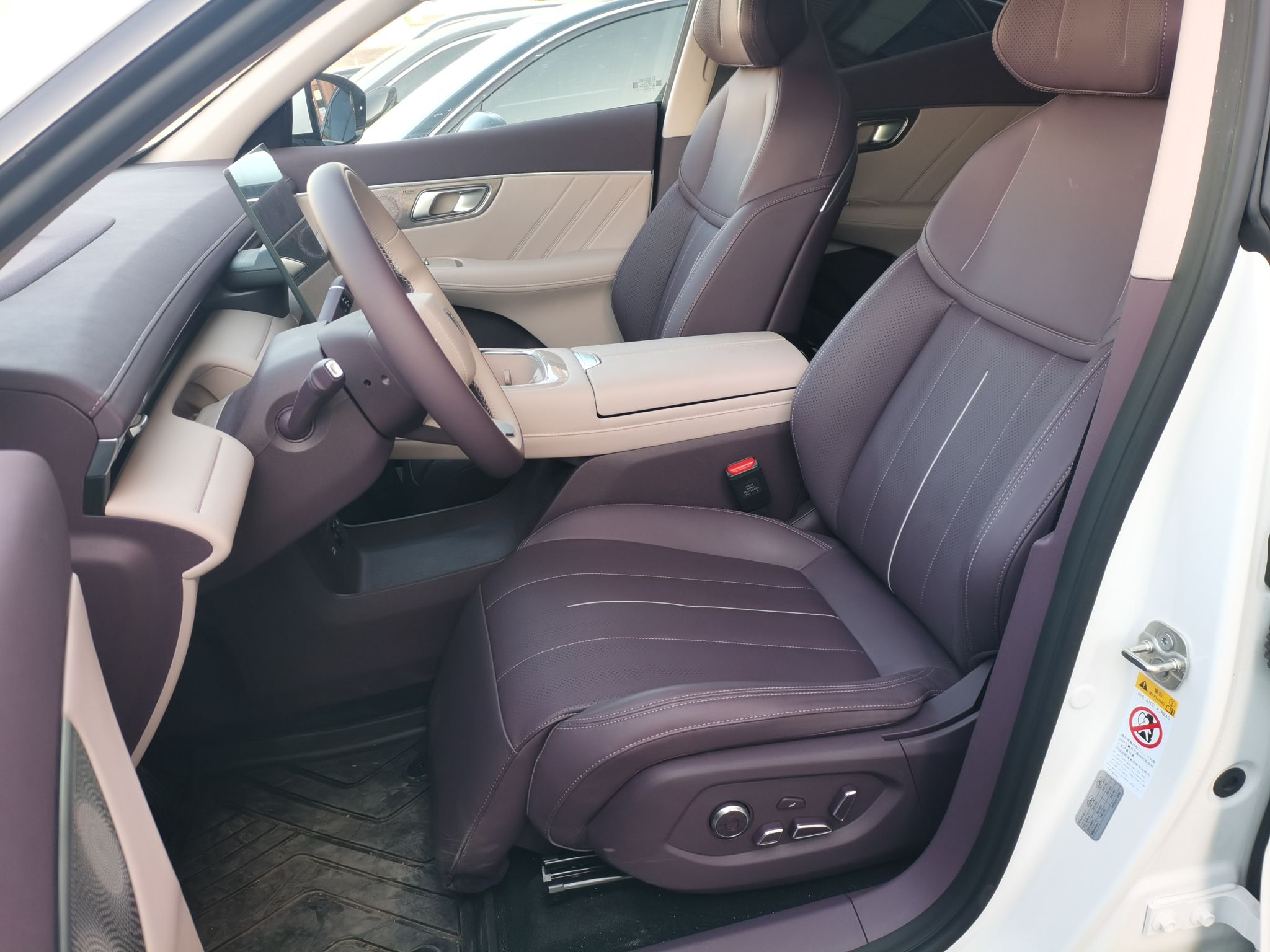 المقاعد الأمامية داخل السيارة