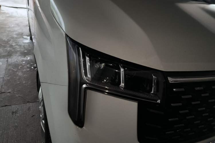 Used SAIC MAXUS Xintu V80 2023 2.0T Manual Classic Aoyuntong Short Wheelbase Mid-Roof 5/6-Seater